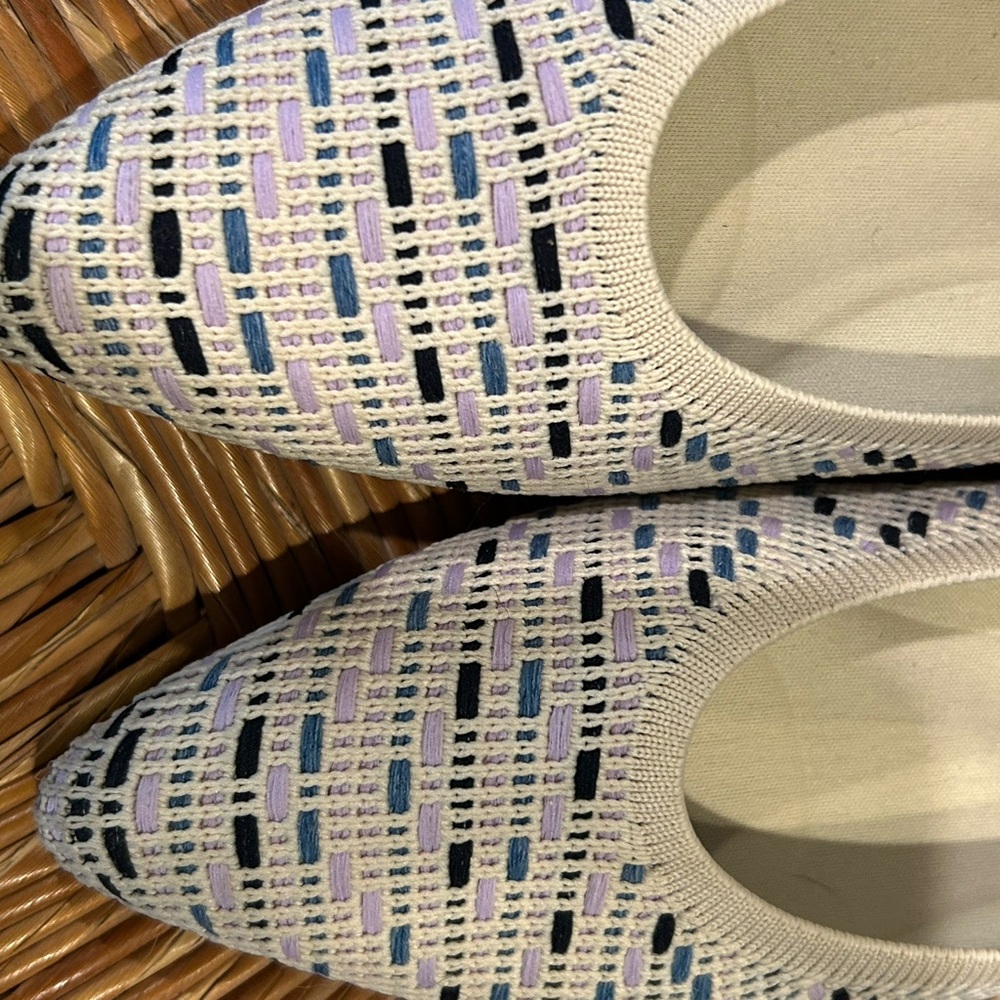 Viviana Cream and multicolor Flats with Geometric Design.